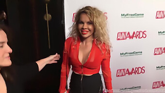 Avn Awards 2018: Røde Løpere Ankommer Med Emmy Demure Og Alexa Nova