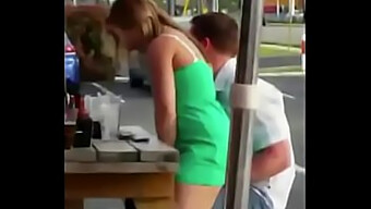 Couple Amateur Sexe En Public Dans Un Restaurant