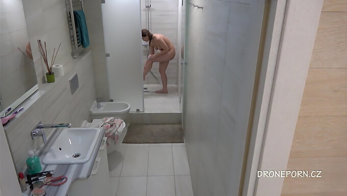 Verborgen Camera Onder De Douche: Europese Tieners Betrapt Op Film