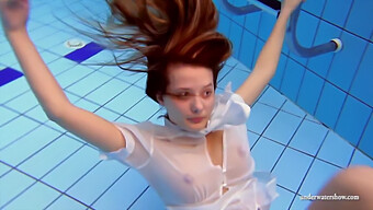 Zuzanna, Une Beauté Tchèque De La Piscine, Montre Sa Chatte Serrée En Nageant Sous L'Eau