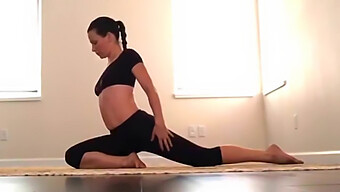 Evangeline Lilly Se Entrega A Uma Sessão De Yoga Quente.