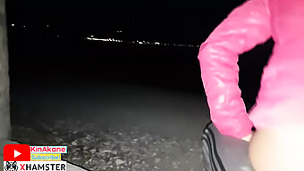 En Ung Jente Tilbyr En Blowjob Og Vi Engasjerer Oss I Seksuell Aktivitet På En Strand Under Ferien