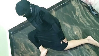 肥胖的阿拉伯男人与hijabi女孩粗暴做爱