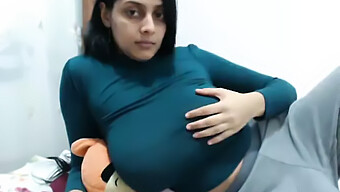 ¡mira A Una Modelo India Voluptuosa De Webcam Complaciéndose En Cámara!