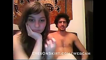 Casal Real Se Envolve Em Atividade Sexual Na Webcam Para Espectadores