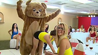 Soirée De Groupe Avec Un Ours Dansant Et Des Strip-Teaseurs Masculins